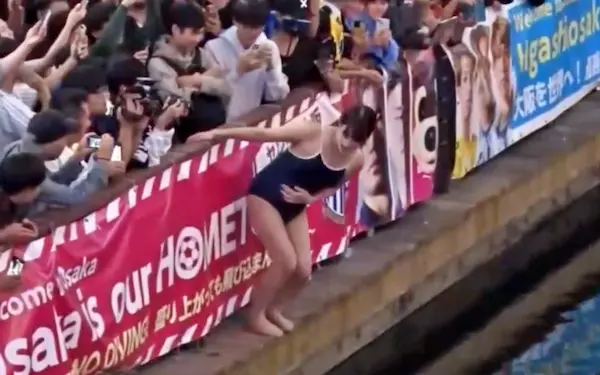 阪神日本一決定で道頓堀に飛び込みしたスク水女性！実はオカマだった！